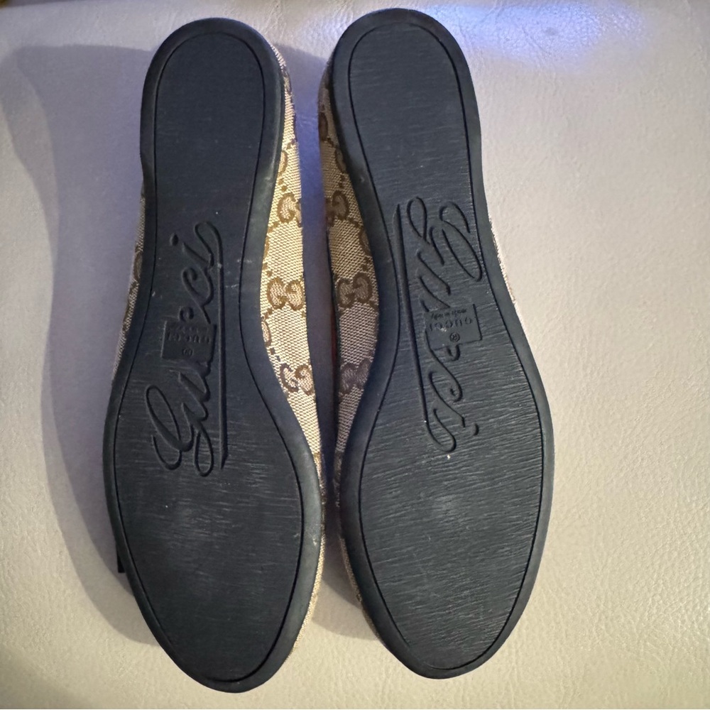 Gucci Women's Tan Flats with Red and Green Stripes - Picture 2 of 4